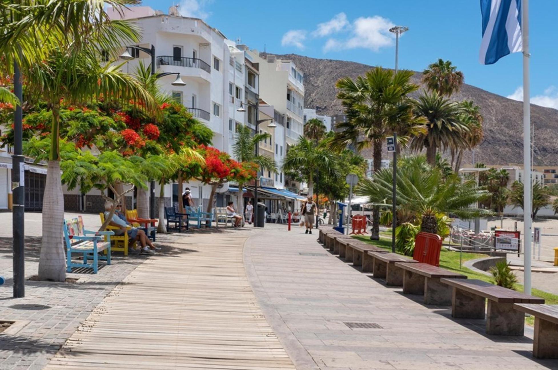 Few Steps From The Beach Hostel In Los Cristianos Arona  Dış mekan fotoğraf